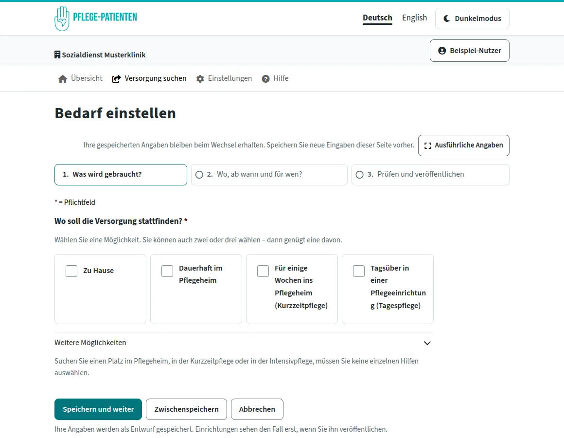 Portal-Ansicht „Bedarf einstellen“ eines Sozialdienstes: oben die drei Seiten ‚Was wird gebraucht?‘, ‚Wo, ab wann und für wen?‘ und ‚Prüfen und veröffentlichen‘ sowie der Schalter ‚Ausführliche Angaben‘ für die erweiterte Anlage; auf Seite 1 die Frage ‚Wo soll die Versorgung stattfinden?‘ mit vier Kacheln (Zu Hause, Dauerhaft im Pflegeheim, Kurzzeitpflege, Tagespflege) und dem Hinweis, dass eine bis drei Möglichkeiten gewählt werden können; unten ‚Speichern und weiter‘ und ‚Zwischenspeichern‘ mit dem Hinweis, dass Einrichtungen den Entwurf erst nach der Veröffentlichung sehen.